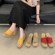 批发米庭2026<b class='q'>夏</b>季厚底夹趾一字拖露趾磨砂皮增高女百搭坡跟时尚潮拖鞋
