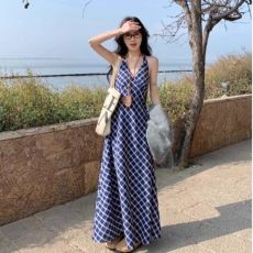 批发格纹挂脖<b class='q'>吊带</b>连衣裙子女夏季早初春今年流行漂亮收腰长裙
