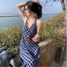批发带刺绣 格纹挂脖吊带连衣裙子女夏季早初春今年流行漂亮收腰长裙