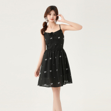 批发实拍 2026年夏季新款蝴蝶结刺绣吊带连衣裙收腰<b class='q'>显瘦</b>A字短裙