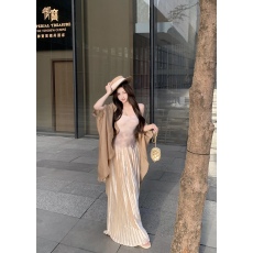 批发实拍雕塑美学 新中式禅意抹胸贝母光泽百褶连衣裙+卡其色披肩<b class='q'>开衫</b>