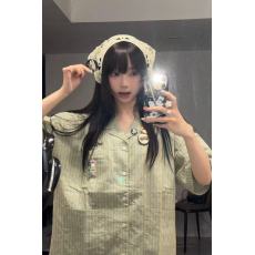 批发【原版纯棉面料带<b class='q'>饰品</b>章】日系条纹学院风短袖<b class='q'>衬衫</b>女夏宽松上衣