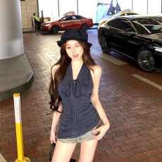 批发实拍实价设计弧形挂脖深V系带弧形下摆打褶雾面露背吊带背心