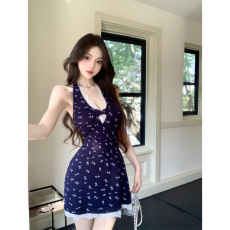 批发实拍实价~假日蕾丝挂脖收腰连衣裙女春夏设计感纯欲裙子