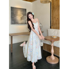 批发实拍莫奈花园法式气质碎花夏季吊带连衣裙度假风收腰长裙