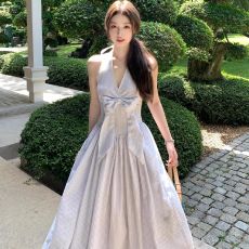 批发法式V领挂脖<b class='q'>露背</b><b class='q'>连衣裙</b>夏季设计感束腰蝴蝶结条纹长裙