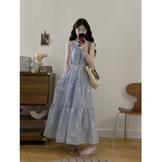 批发实拍重工刺绣挂脖连衣裙女夏韩系<b class='q'>高级</b>感温柔风气质宽松收腰长裙子