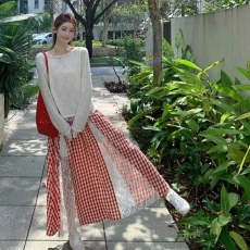 批发气质复古蕾丝拼接红格子半身<b class='q'>裙</b>2025春夏新款设计显瘦高腰中长<b class='q'>裙</b>子