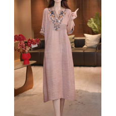 批发新中式国风刺绣V领连衣裙女2026夏季新款<b class='q'>大码</b>宽松遮肉气质长裙子