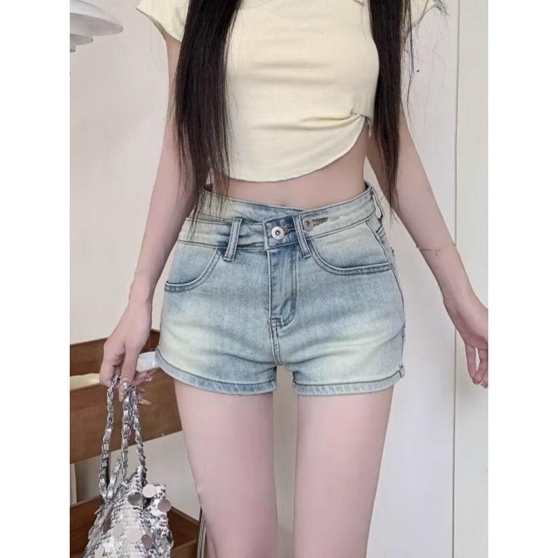 인터넷 유명인 같은 단락 2026 여름 새로운 아메리칸 핫걸 금속 버클 디자인 워시 워터 밀 화이트 3 점 데님 반바지 여성