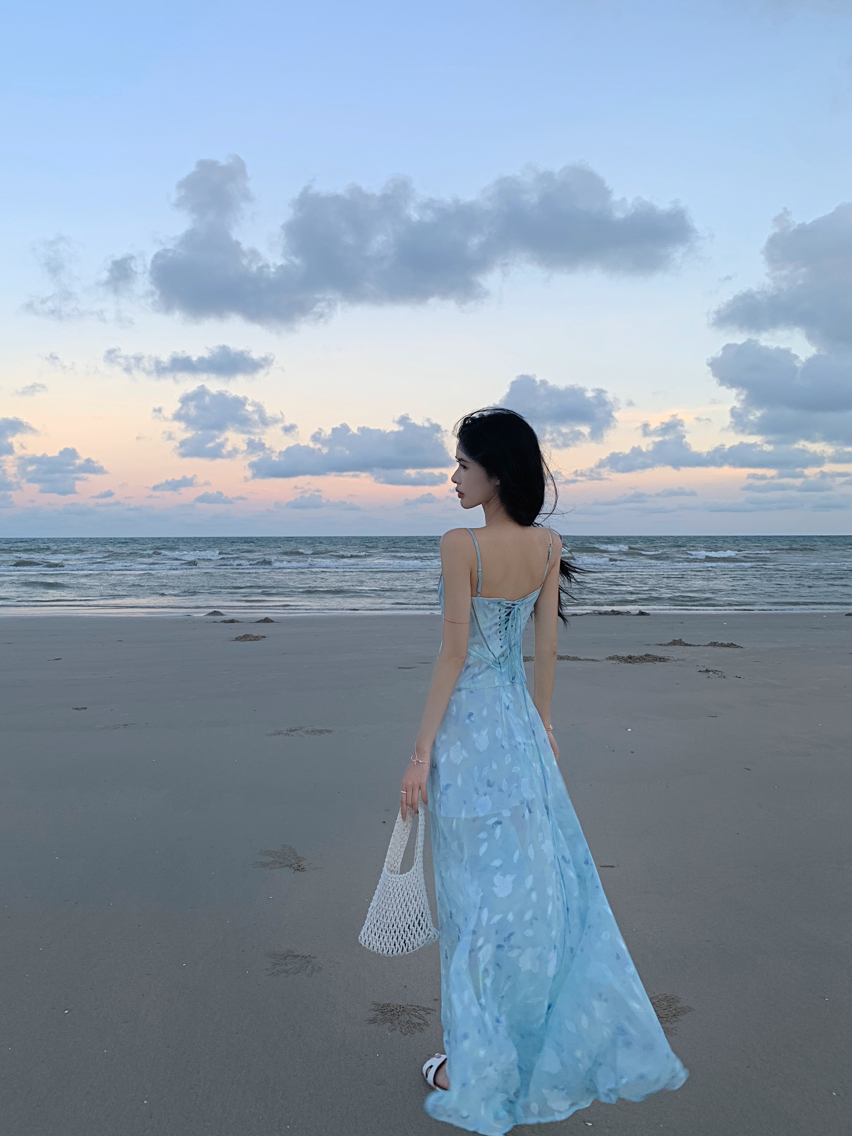 蓝色碎花吊带连衣裙女春季别致独特超好看法式海边度假风沙滩长裙