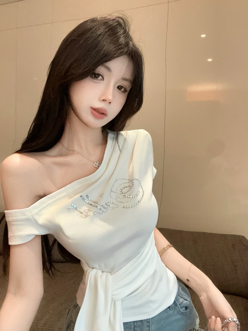 실사 정가 개성 핫걸 알파벳 핫픽스 스트랩 비스듬한 어깨 디자인 반팔 티셔츠 여성