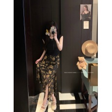 批发实拍~黄玫瑰百搭高级感开叉气质复古碎花<b class='q'>雪纺</b>半身裙+修身镂空短袖