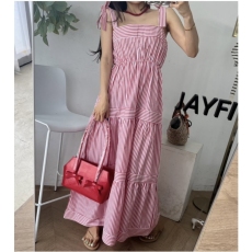 批发条纹吊带<b class='q'>连衣裙</b>宽松休闲海边度假仙女裙款两侧有口袋