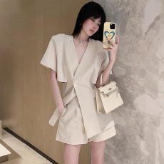 批发2026年夏季新款设计感收腰短袖西装套装<b class='q'>女</b> 高腰阔腿短裤两件套
