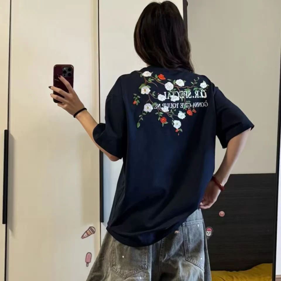 FA20945# 首发原版做工前后绣花纯棉精梳紧密螺纹领＋后边拉肩 服裝批發女裝批發服飾貨源