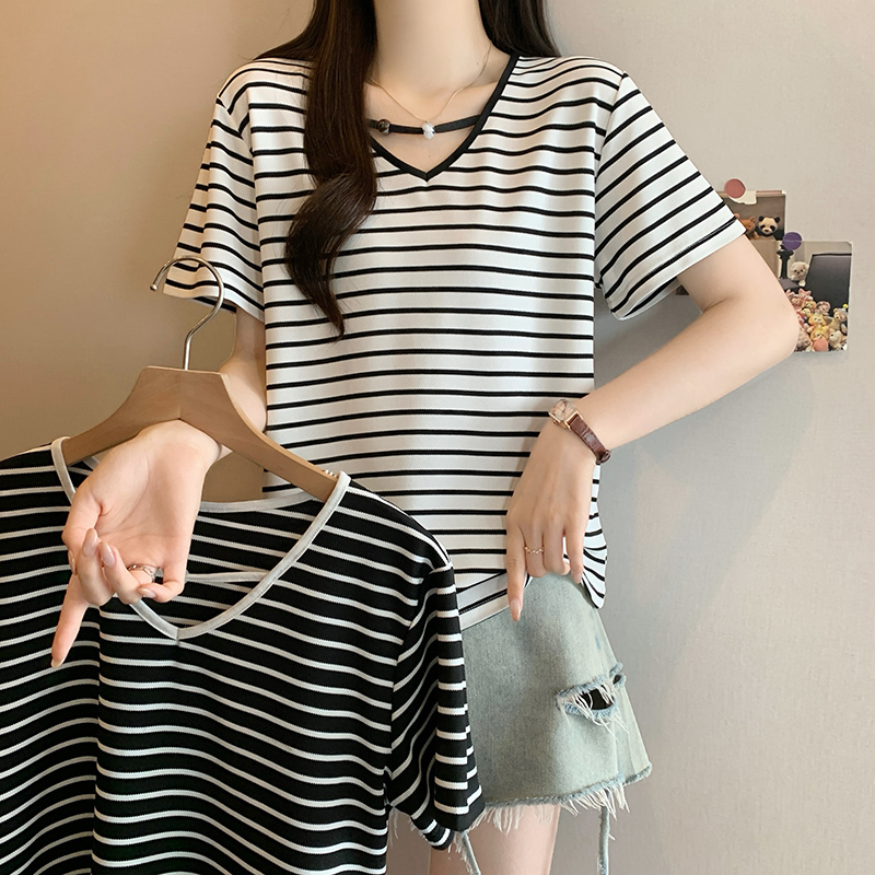 FA20943# 首发条纹T恤女夏季新款v领正肩设计感别致显瘦减龄上衣女 服裝批發女裝批發服飾貨源