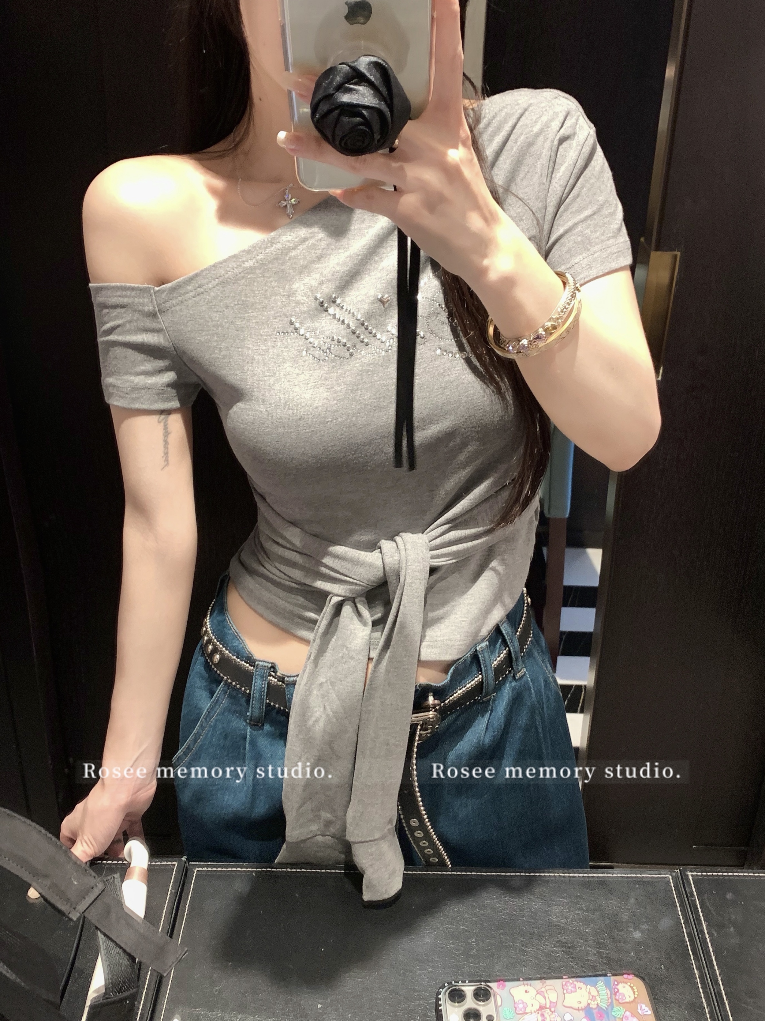 실사 여름 새로운 개성 핫걸 알파벳 핫픽스 스트랩 비스듬한 어깨 디자인 반팔 티셔츠 여성