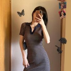 批发polo针织连衣裙女2026夏新款设计感小众收腰显瘦中长款格子包臀裙