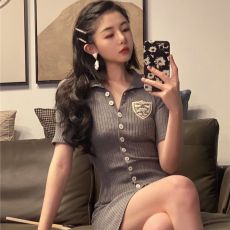 批发2026年新款夏季复古显瘦针织连衣裙勋章polo领修身包臀裙女