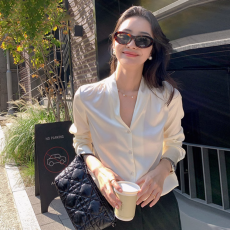 批发法式超好看V领长袖衬衫<b class='q'>女装</b>2025年春季新款设计感职业<b class='q'>ol</b>缎面上衣