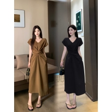 批发实拍大码法式V领设计感收腰显瘦<b class='q'>连衣裙</b>女夏新款轻奢高级感A字长裙