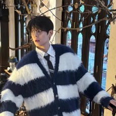 批发美式V领毛衣秋冬针织衫<b class='q'>男</b>外套撞色条纹软糯<b class='q'>开衫</b>上衣<b class='q'>男</b>设计感线衣