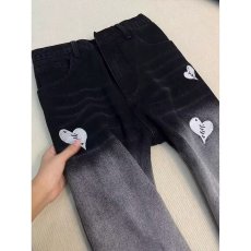 批发美式高街爱心字母刺绣牛仔裤男款高腰显瘦微喇裤子直筒窄版弯刀裤