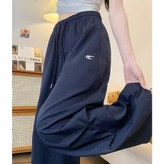 批发<b class='q'>设计</b>感工装裤女款夏2025新款慵懒风速干松紧腰阔腿刺绣降落伞裤