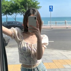 批发短款收腰法式系带泡泡袖碎花上衣女夏日绝美显瘦温柔风甜美小衫夏