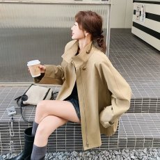 批发高级感超火好看短款斗篷<b class='q'>风衣</b>外套女秋季独特漂亮减龄小众<b class='q'>韩版</b>大衣
