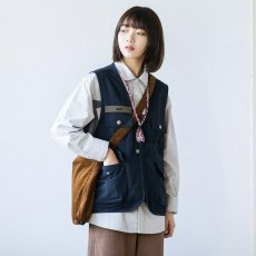 批发多口袋工装风格<b class='q'>背心</b>胸前有字母标识设计