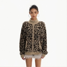 批发半高立领拉链开合满印豹纹双贴袋宽松落肩长袖休闲